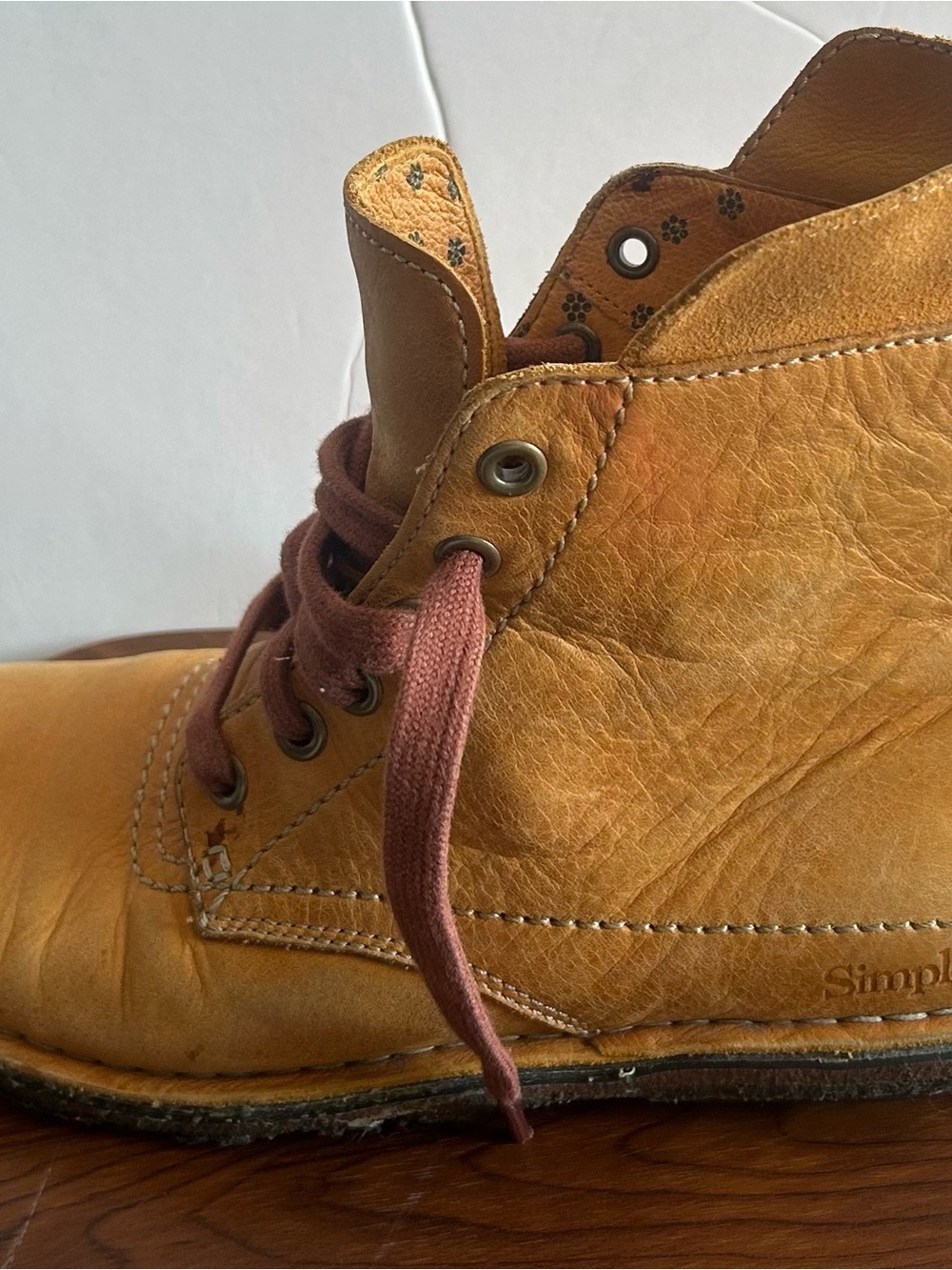 Simple Men's Tan Leather Chukka Boots with Burgundy Laces